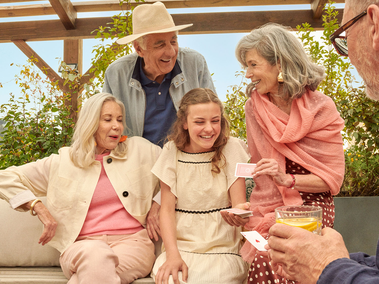 Groupe de personnes assises en extérieur et partageant un moment convivial. Groupe de personnes assises en extérieur et partageant un moment convivial.