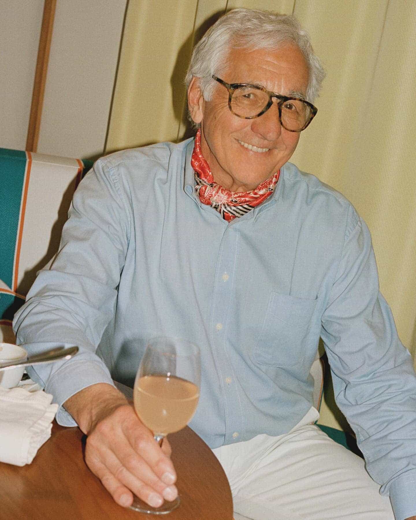 Un résident prend soin de lui avec sérénité dans une salle de bain moderne et adaptée.