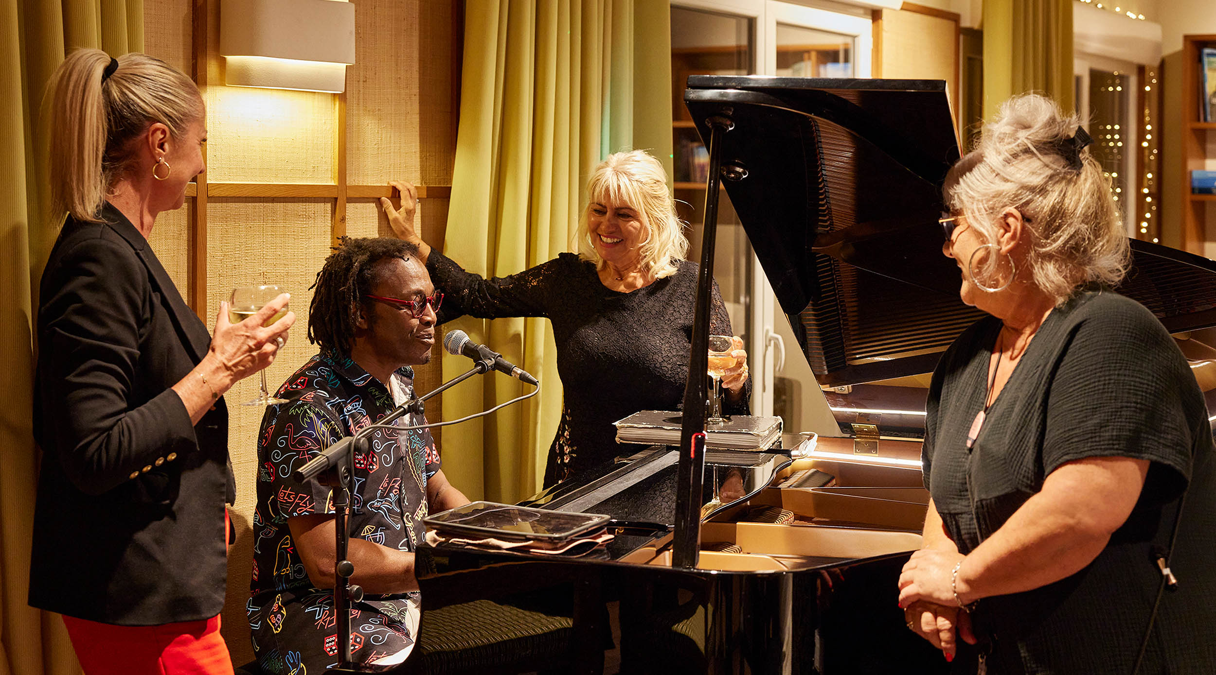 Des personnes chantant et écoutant de la musique. Des personnes chantant et écoutant de la musique.