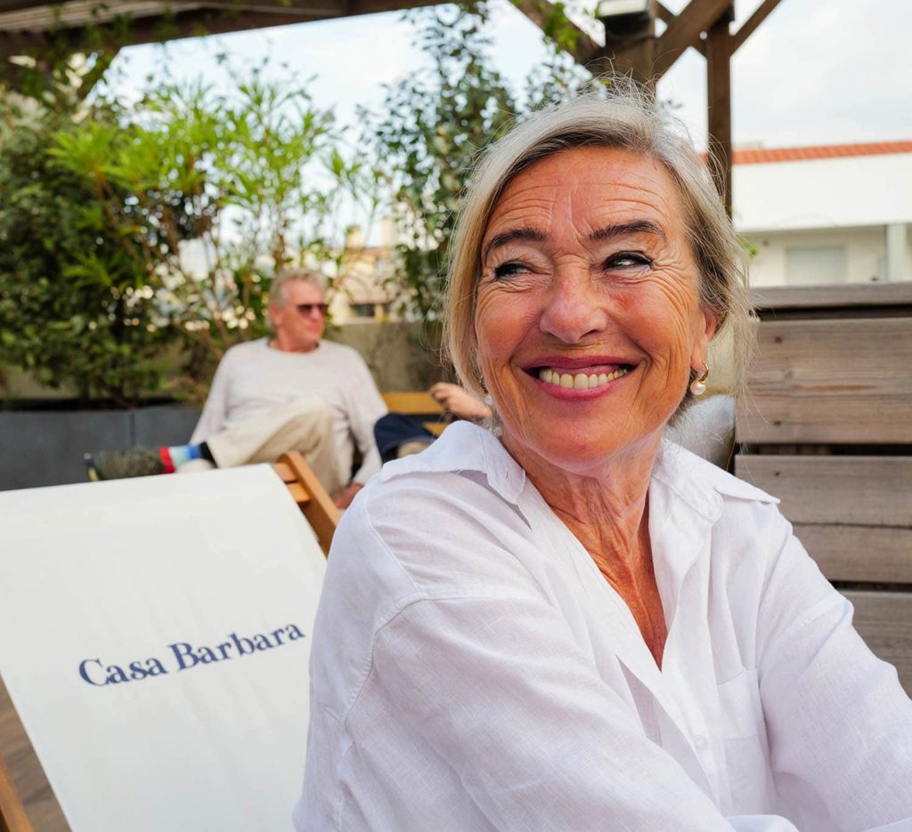 Casa Barbara Nice : Helgar des Pays-Bas en blouse blanche sur le rooftop ensoleillé de notre résidence hôtel-club à la Côte d'Azur. Casa Barbara Nice : Helgar des Pays-Bas en blouse blanche sur le rooftop ensoleillé de notre résidence hôtel-club à la Côte d'Azur.