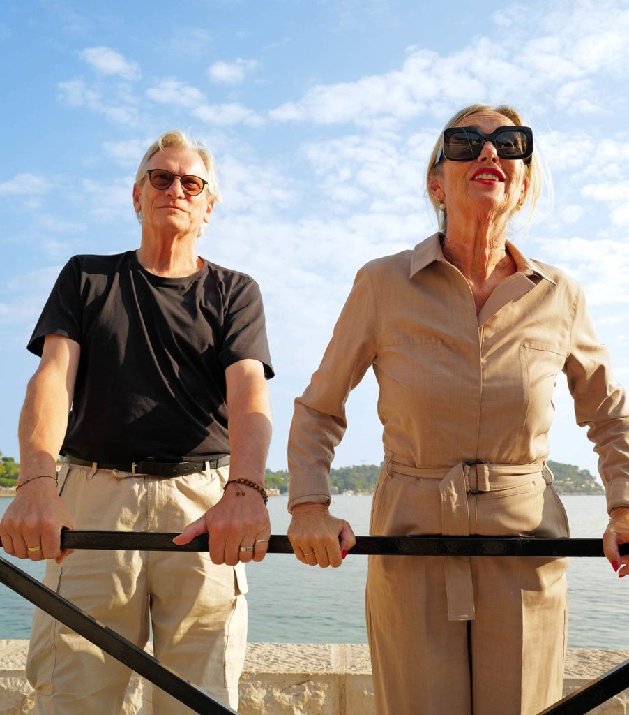Nice et bientôt ailleurs. Deux personnes profitent de la vue depuis Casa Barbara.
