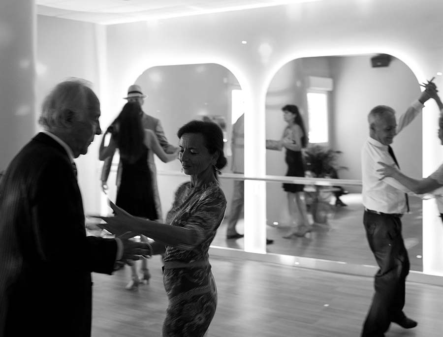 Un moment de danse plein de vie dans une ambiance chaleureuse.