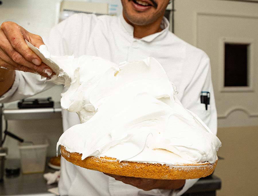 Un chef servant un dessert généreux et gourmand
