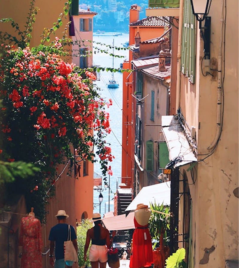 L’allée de Nice avec une vue sur la mer L’allée de Nice avec une vue sur la mer