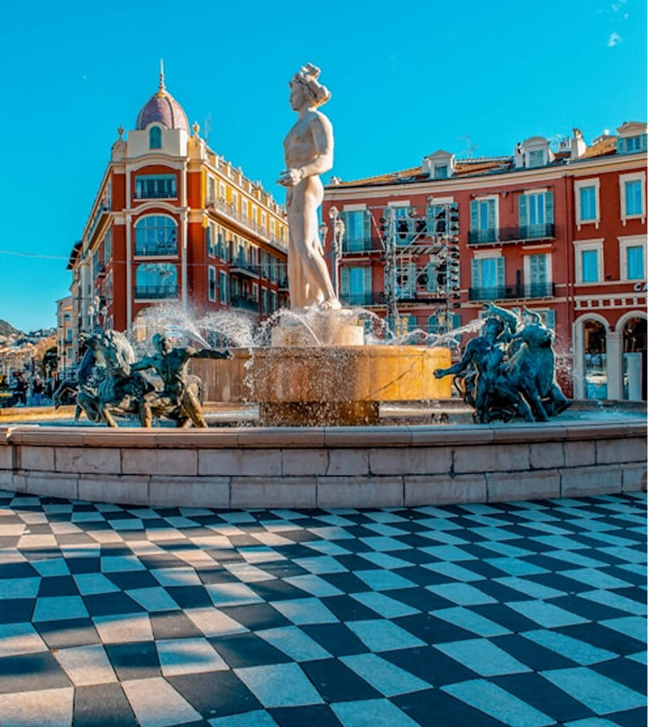 Une vue lumineuse d’une place niçoise avec ses façades colorées et son ambiance méditerranéenne. Une vue lumineuse d’une place niçoise avec ses façades colorées et son ambiance méditerranéenne.