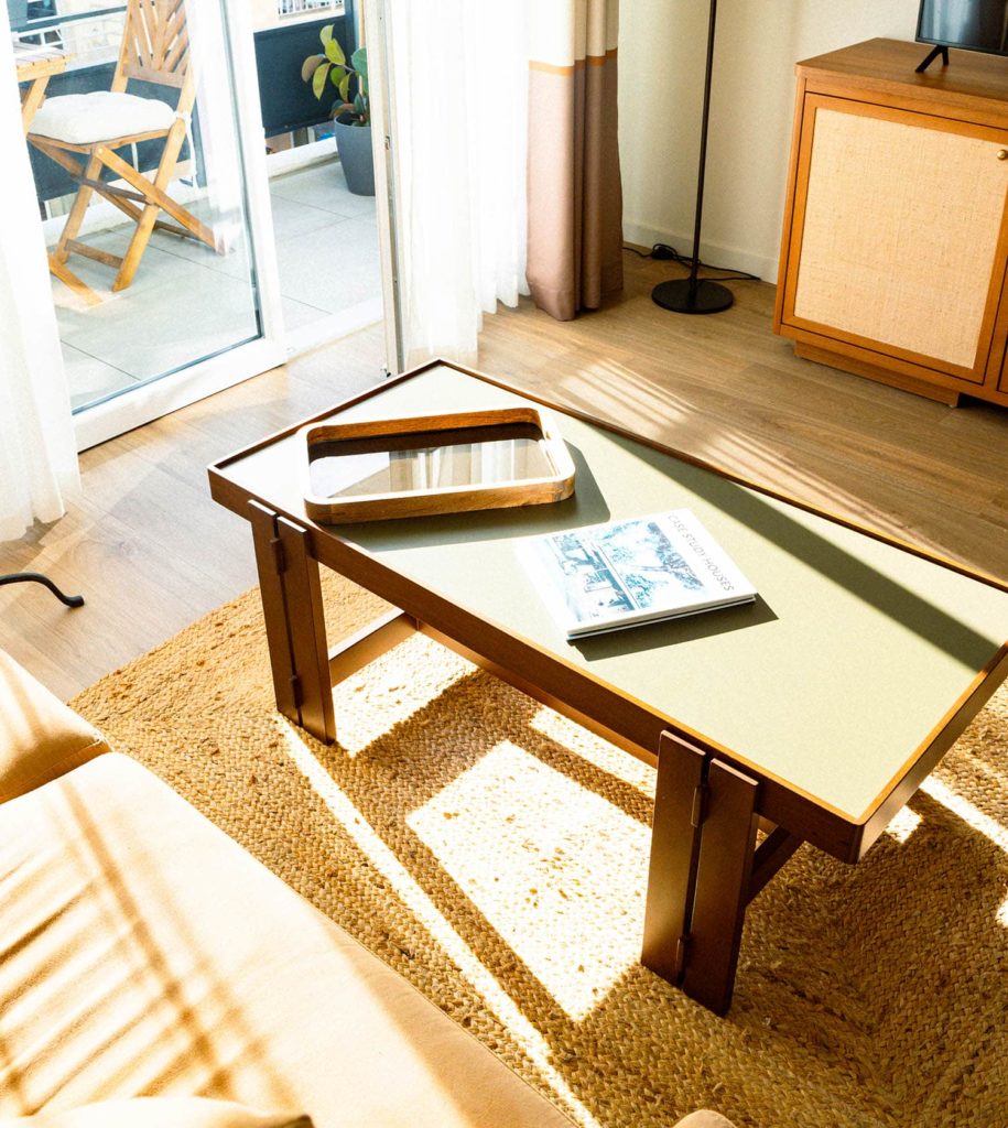 Espace salon lumineux avec table basse design et grande baie vitrée ouvrant sur la terrasse ensoleillée. Espace salon lumineux avec table basse design et grande baie vitrée ouvrant sur la terrasse ensoleillée.