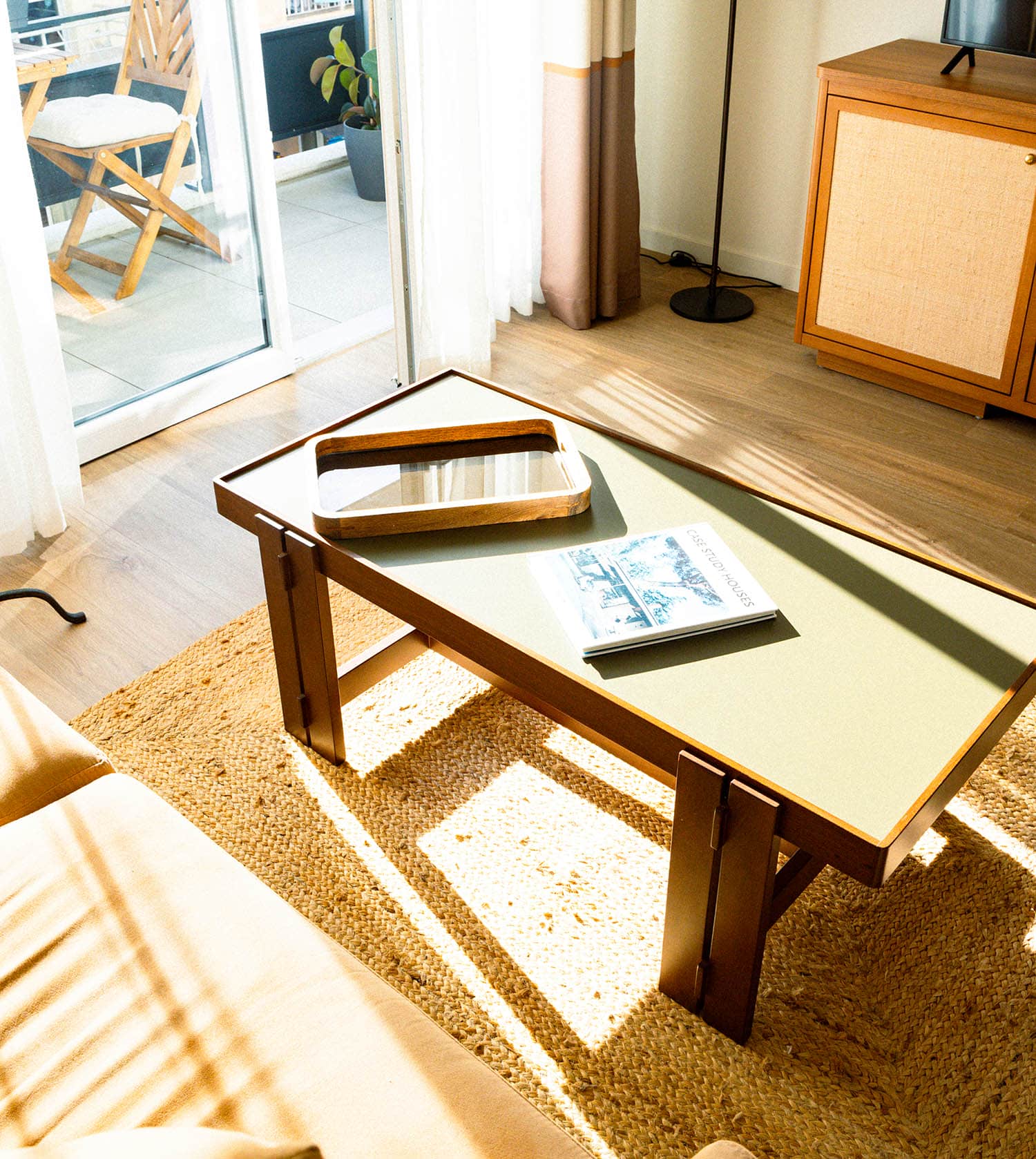 Espace salon lumineux avec table basse design et grande baie vitrée ouvrant sur la terrasse ensoleillée. Espace salon lumineux avec table basse design et grande baie vitrée ouvrant sur la terrasse ensoleillée.