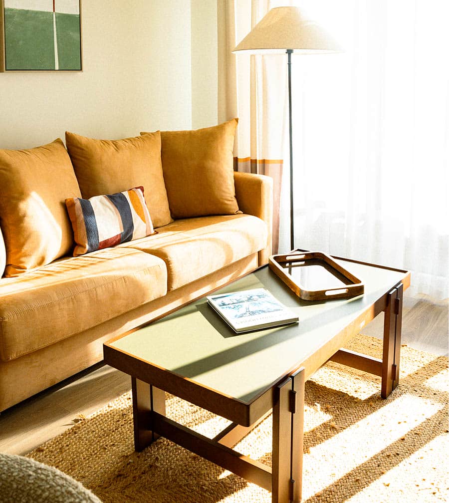 Coin séjour cosy aux tons chauds, canapé beige et lumière naturelle généreuse. Coin séjour cosy aux tons chauds, canapé beige et lumière naturelle généreuse.