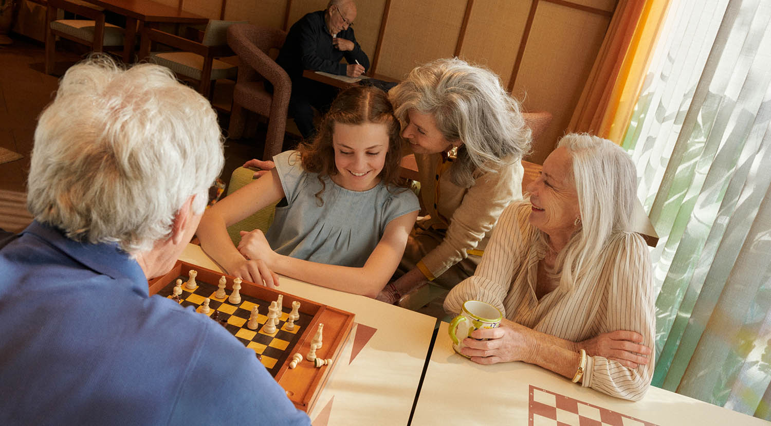 S’assumer en famille en jouant aux échecs ensemble. S’assumer en famille en jouant aux échecs ensemble.