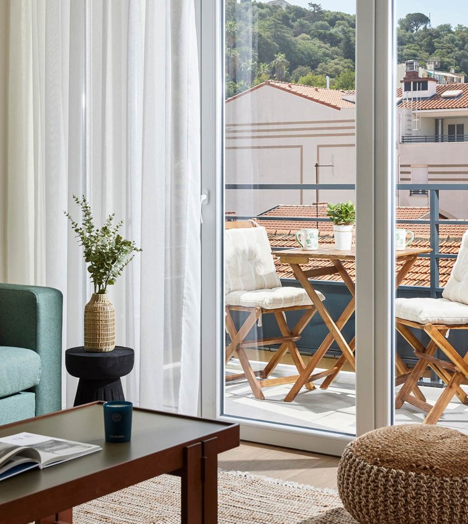 Cuisine compacte et fonctionnelle en bois clair, parfaitement équipée pour une vie autonome avec style. Cuisine compacte et fonctionnelle en bois clair, parfaitement équipée pour une vie autonome avec style.