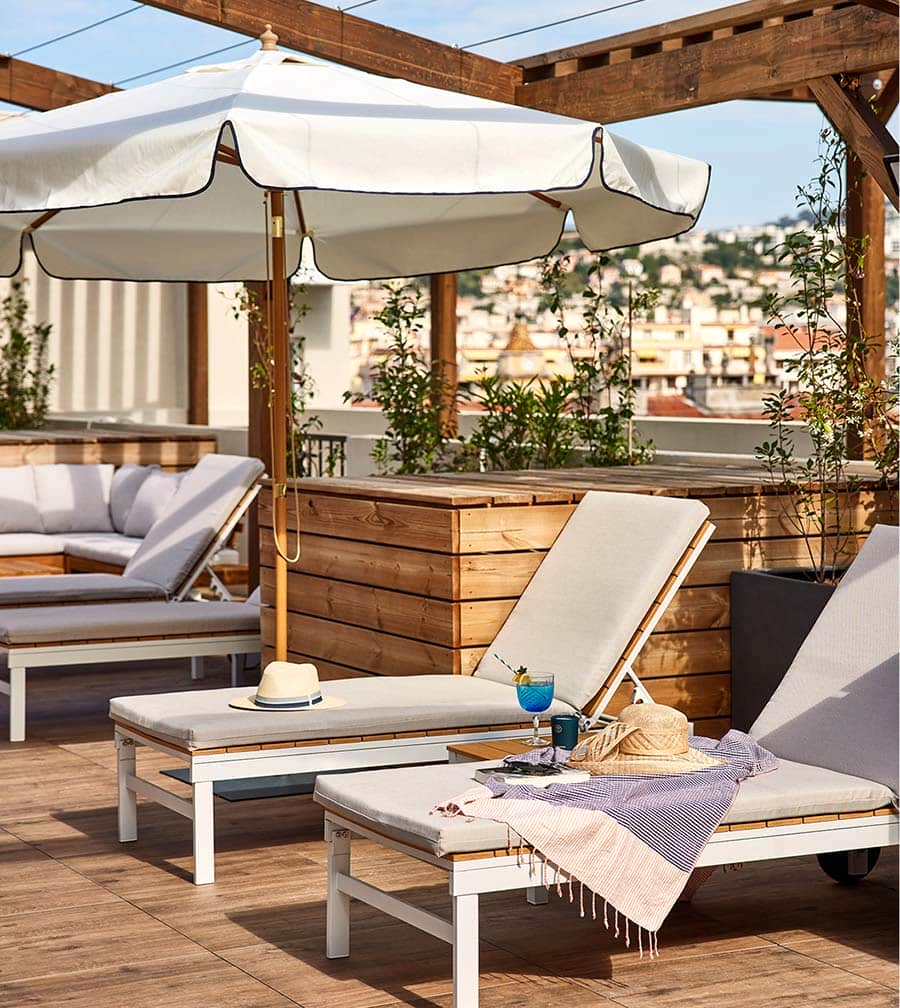 Un espace extérieur ensoleillé, ambiance détente. Un espace extérieur ensoleillé, ambiance détente.