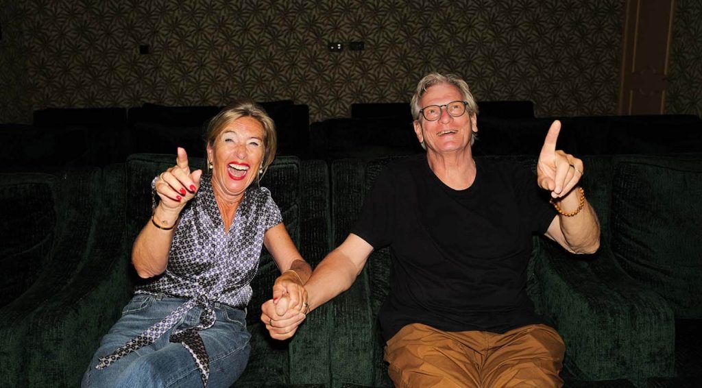 Deux personnes assises dans une salle de cinéma. Deux personnes assises dans une salle de cinéma.