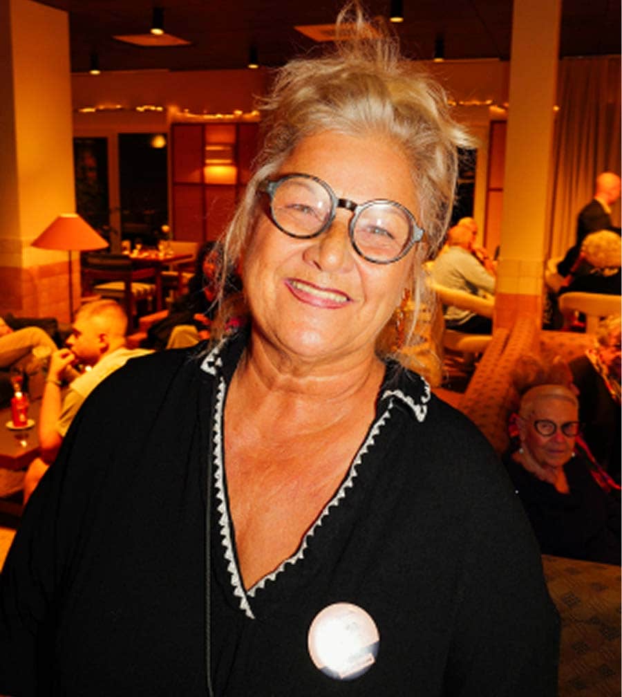 Une femme souriante lors d’un événement ou d’une soirée conviviale. Une femme souriante lors d’un événement ou d’une soirée conviviale.