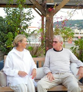 Casa Barbara Nice : Helgar et Sisko, visiteurs de Hollande, profitent du rooftop de notre résidence senior pour savourer le soleil d'hiver sur la Côte d'Azur.