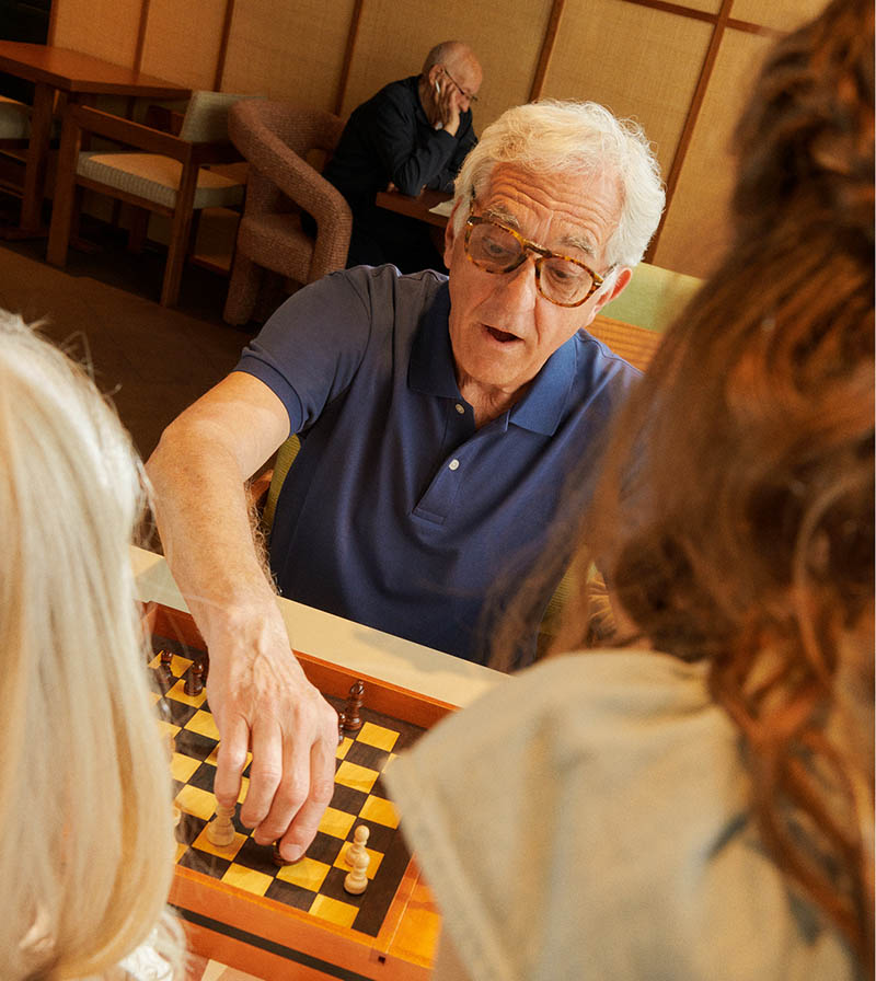 S’assumer en famille en jouant aux échecs ensemble. S’assumer en famille en jouant aux échecs ensemble.