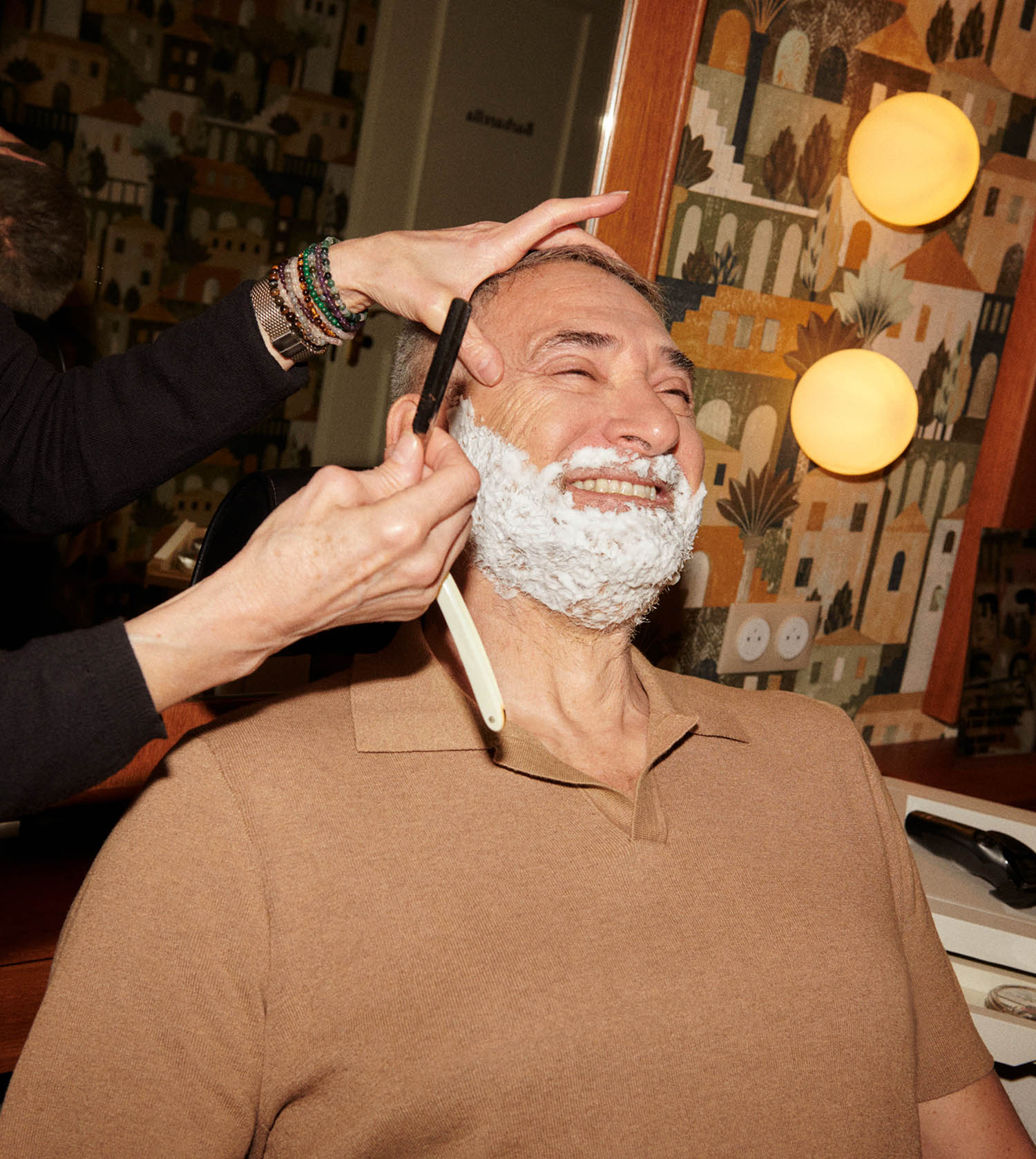 Un homme âgé se rendant au salon pour un rasage. Un homme âgé se rendant au salon pour un rasage.