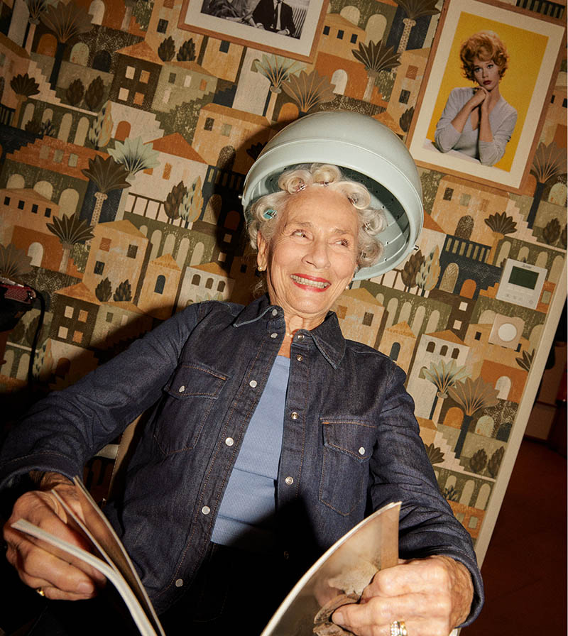 Une femme âgée sous un casque de séchage dans un salon de coiffure. Une femme âgée sous un casque de séchage dans un salon de coiffure.