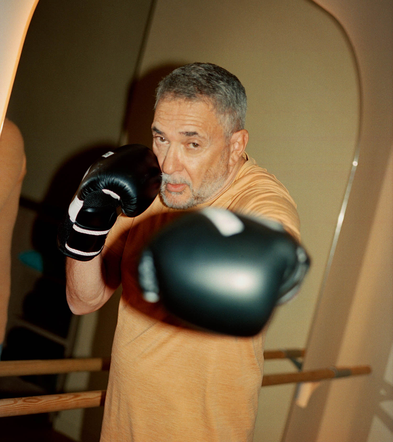 Rajeunir : un homme âgé faisant de la boxe. Rajeunir : un homme âgé faisant de la boxe.