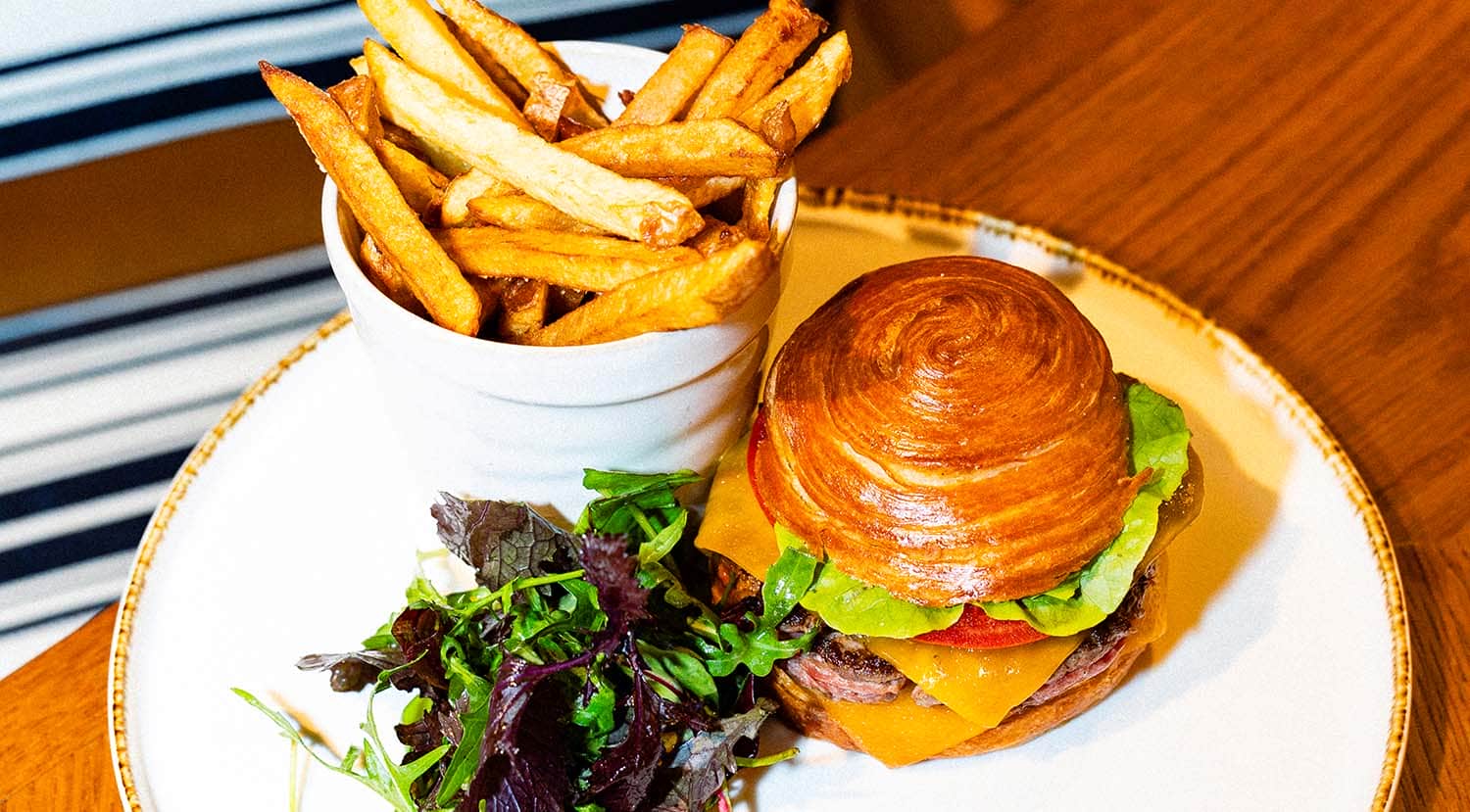 Hamburger accompagné de pommes frites. Hamburger accompagné de pommes frites.