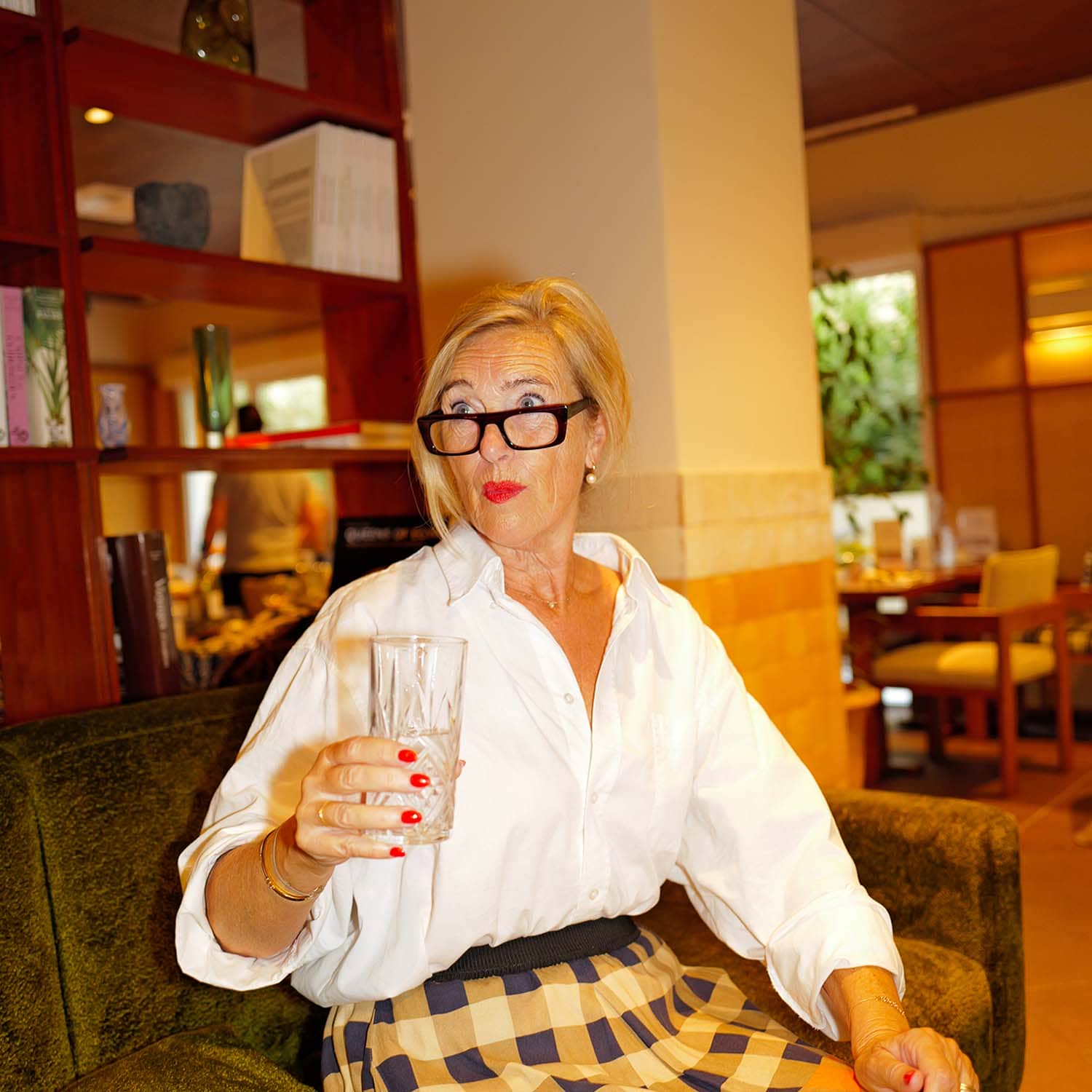 Dame buvant dans le bar et coffee shop de Casa Barbara. Dame buvant dans le bar et coffee shop de Casa Barbara.