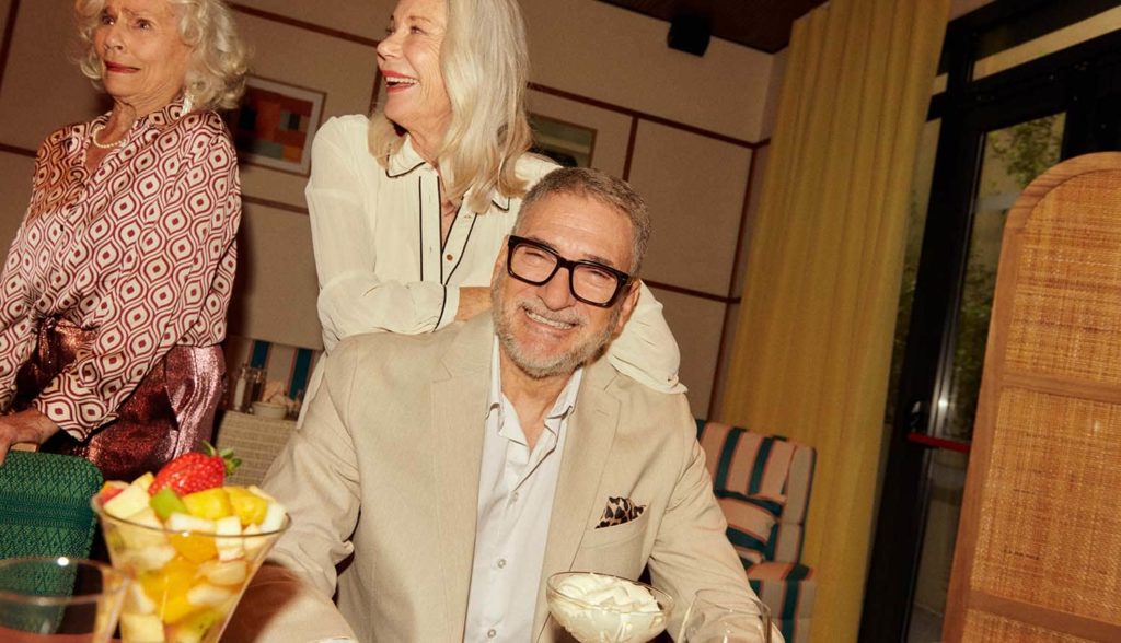 Trois personnes profitent ensemble de leur moment à Casa Barbara. Trois personnes profitent ensemble de leur moment à Casa Barbara.