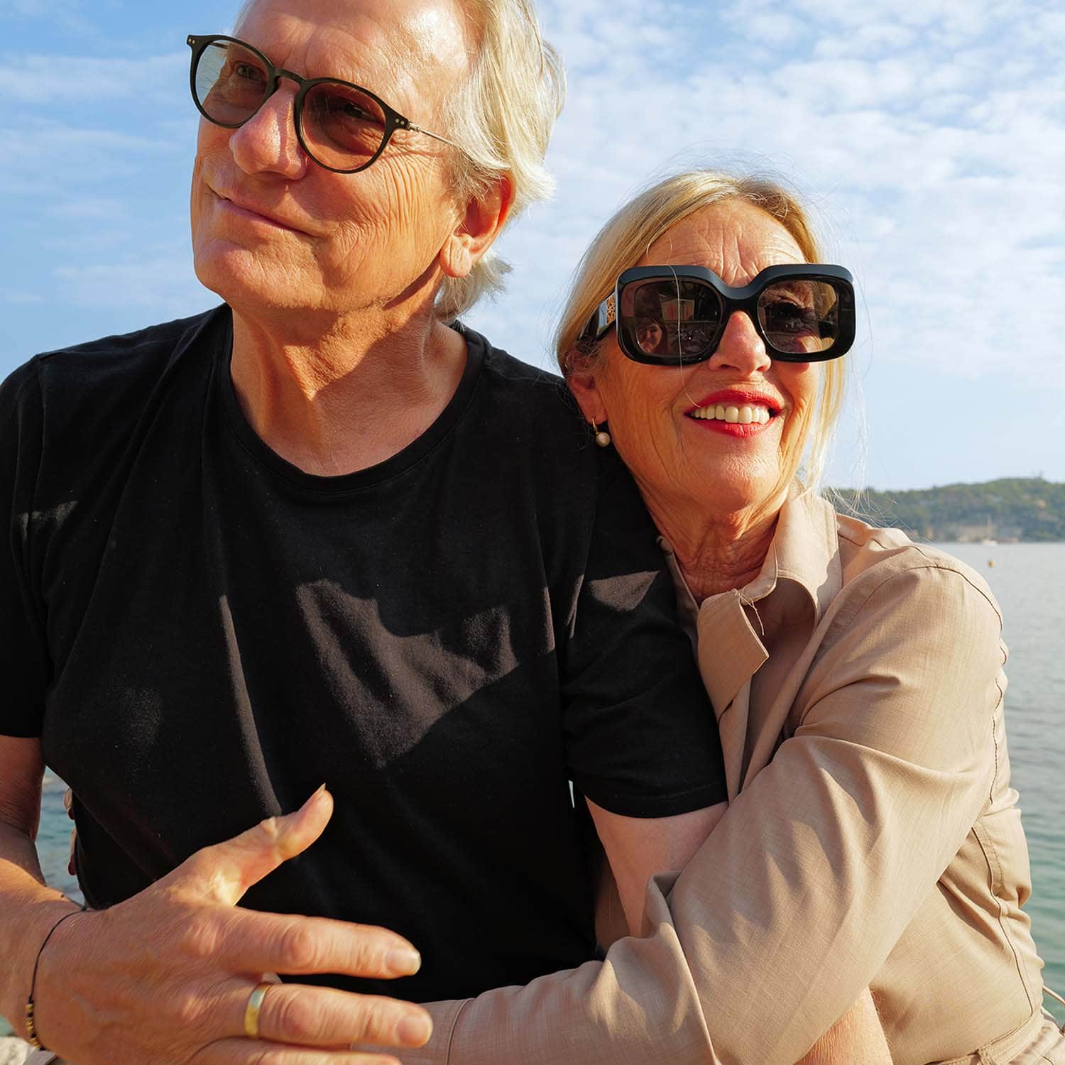 Couple admirant la vue sur le lac Couple admirant la vue sur le lac