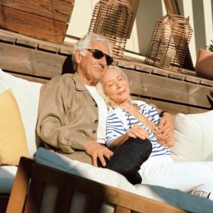 Couple profitant du soleil