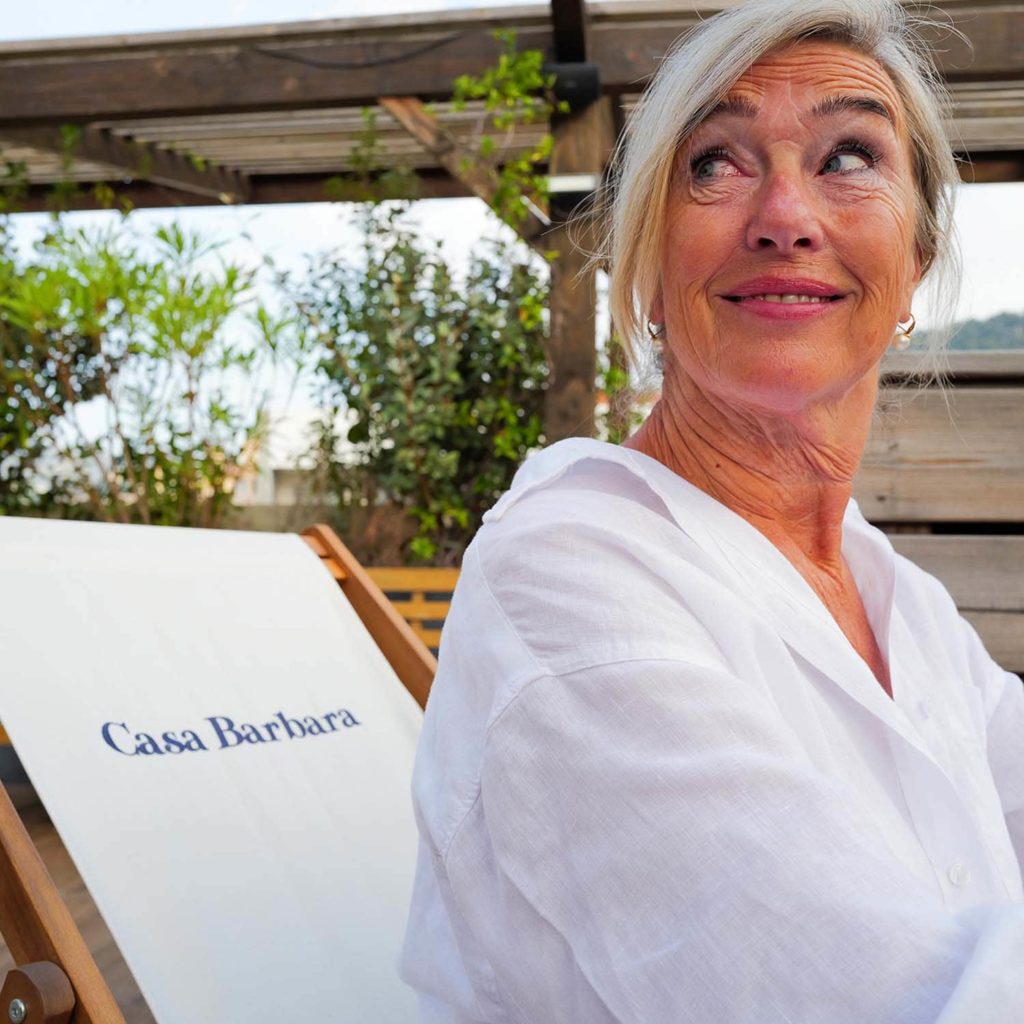 Belle dame en blouse blanche Belle dame en blouse blanche