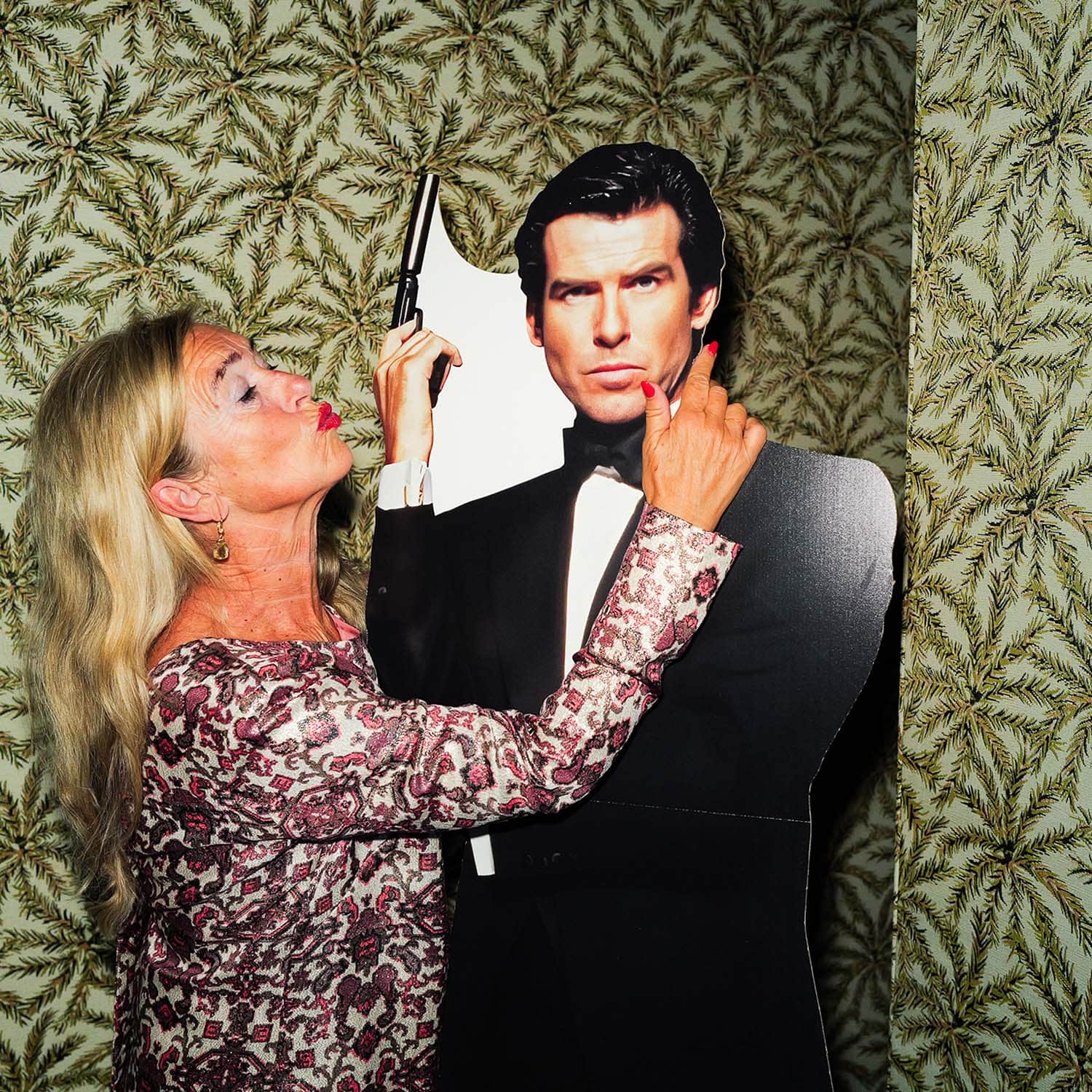 Femme accrochant l'affiche de James Bond dans la salle de cinéma Femme accrochant l'affiche de James Bond dans la salle de cinéma