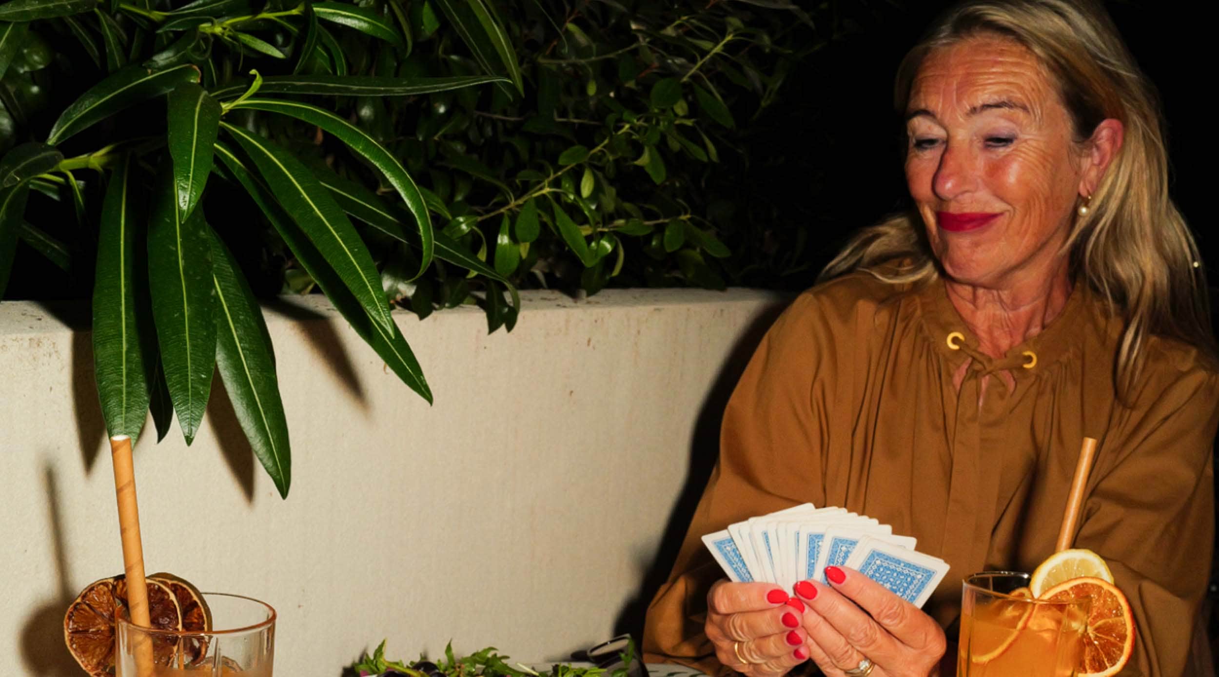 Femme jouant aux cartes Femme jouant aux cartes